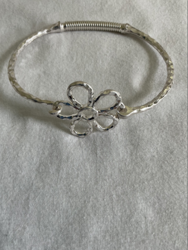 Vintage Hammered Silver-Tone Flower Hook Bangle Bracelet – Expandable Spring Hinge Cuff