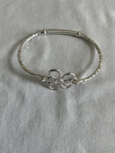 Vintage Hammered Silver-Tone Flower Hook Bangle Bracelet – Expandable Spring Hinge Cuff